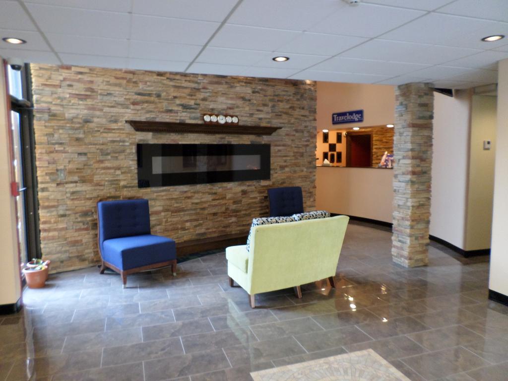 Travelodge By Wyndham Cleveland Lakewood Exterior foto